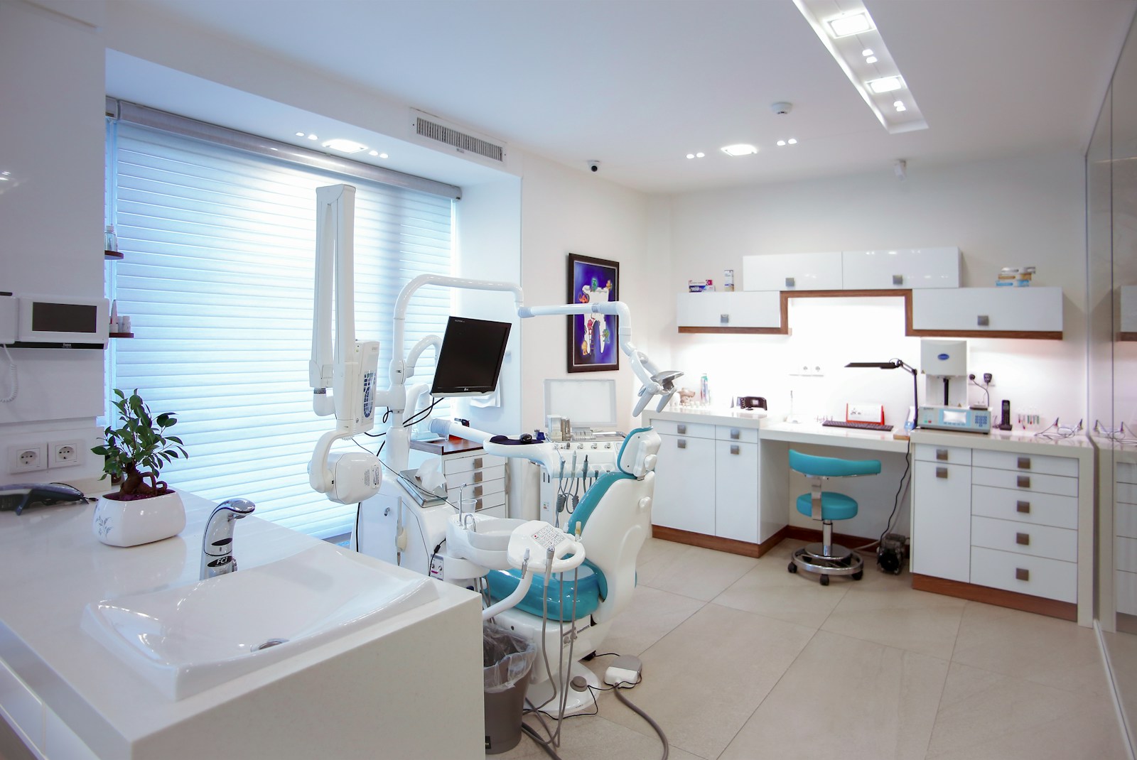 Lumina Dental Studio luxury treatment suite with modern dental optics and panoramic lighting
